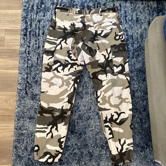 Goodbye Bread Camo Cargo Pants Size Medium - Picture 5 of 6
